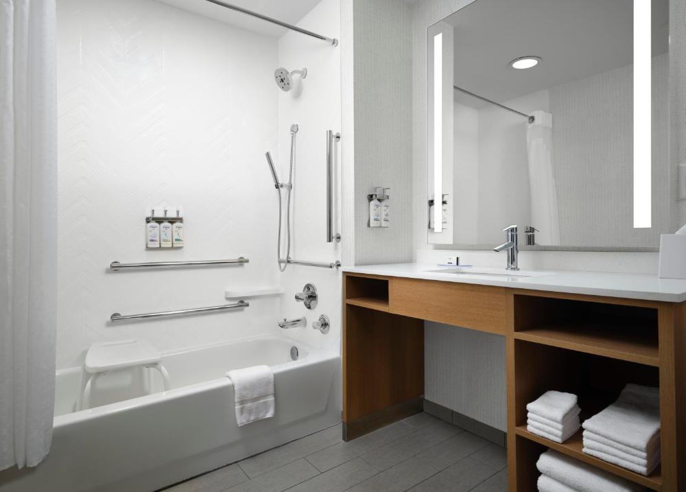 Standard King Room with Mobility Accessible Tub interior